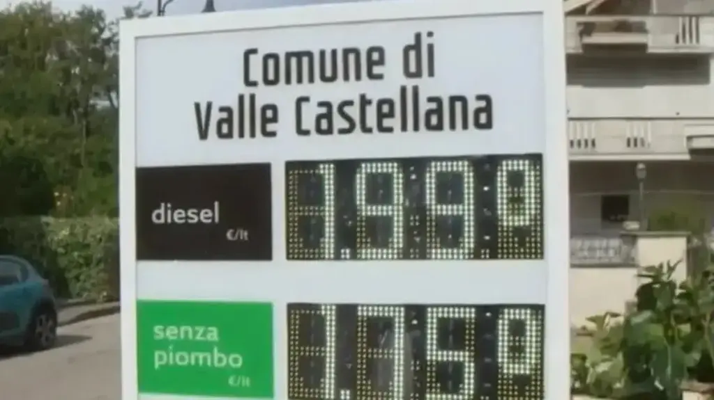 Il sindaco di un piccolo paese abruzzese ha trovato il modo di far pagare meno la benzina. Ecco come…