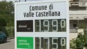 Il sindaco di un piccolo paese abruzzese ha trovato il modo di far pagare meno la benzina. Ecco come…