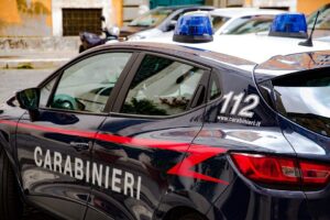 Picchia la compagna in strada e pretende «rispetto» dai Carabinieri: 35enne in manette a Sant’Anastasia