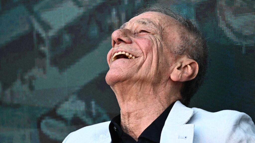 Roberto Vecchioni, l’ultimo concerto e quella grande lezione di vita, di malattia e di vecchiaia